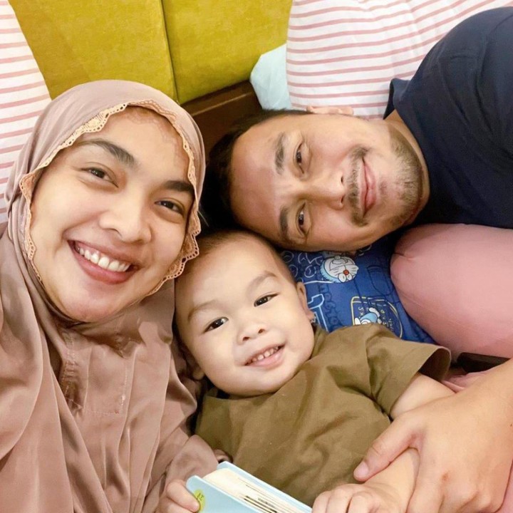<p>Senyuman Baby Kalam yang menggemaskan ini lebih mirip ayah atau ibunya, ya Bunda? (Foto: Instagram @tikabravani)</p>