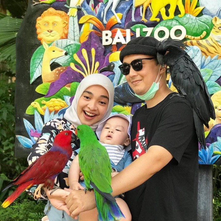 <p>Serunya melihat keharmonisan keluarga kecil ini saat berlibur ke salah satu kebun binatang di Bali, ya Bunda. (Foto: Instagram @tikabravani)</p>