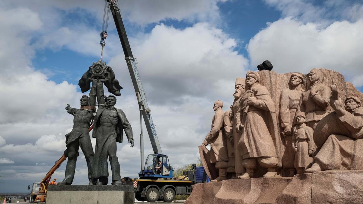 FOTO: Simbol Kemesraan Rusia-Ukraina Era Soviet di Kyiv Dirobohkan