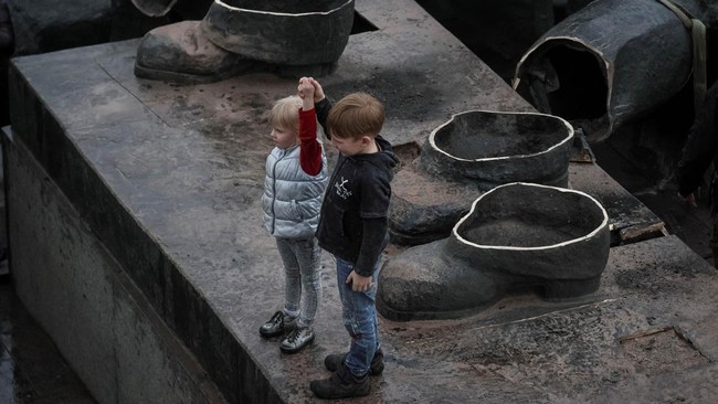 FOTO: Simbol Kemesraan Rusia-Ukraina Era Soviet di Kyiv Dirobohkan