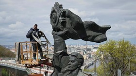 FOTO: Simbol Kemesraan Rusia-Ukraina Era Soviet di Kyiv Dirobohkan