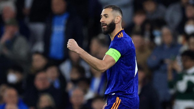 Striker Real Madrid Karim Benzema menjadi top skor Liga Champions usai mencetak dua gol ke gawang Manchester City, menggusur Robert Lewandowski.