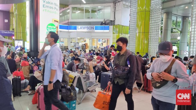 Sebanyak 15.900 orang akan berangkat dari Stasiun Gambir dan 17.200 orang dari Stasiun Pasar Senen pada arus mudik hari ini.