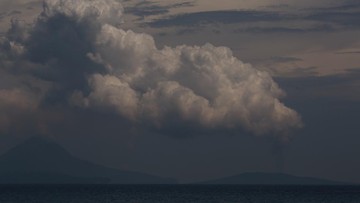 Gunung Anak Krakatu Erupsi pada Jumat Malam hingga Sabtu Dini Hari