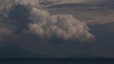 img-title Gunung Anak Krakatau Erupsi Ketiga Kali Hari Ini, Kolom Abu 700 Meter