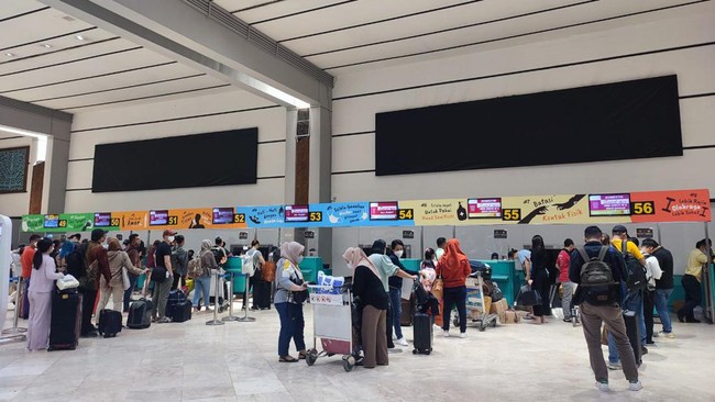 "Apabila penumpang kami prediksi hari ini mencapai 150.000-160.000, maka kami siapkan. Sekarang (terminal 1B) posisi stand by."