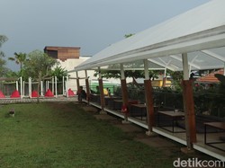 Asyik Nongkrong Sambil Lihat Pesawat Take Off - Landing di Bandung