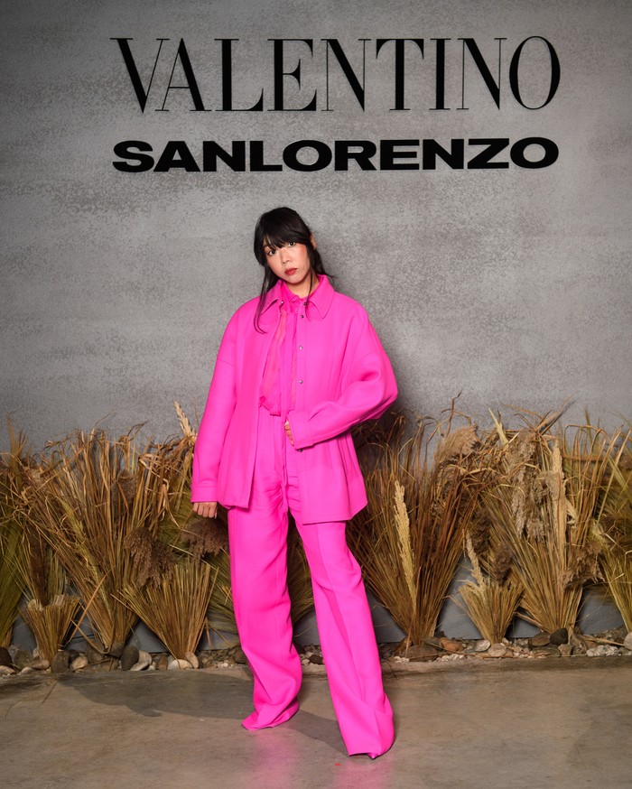 Influencers Susie Lau atau yang populer dengan nama Susie Bubble terlihat edgy dalam busana serba Valentino PP berpotongan oversized. Foto: Valentino/SGPItalia
