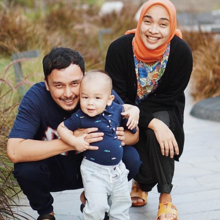 <p>Tampak bahagia, potret Tika dan Dimas bersama Baby Kalam sedang berjalan-jalan di taman, nih, Bunda. (Foto: Instagram @tikabravani)</p>