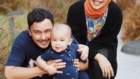 <p>Tampak bahagia, potret Tika dan Dimas bersama Baby Kalam sedang berjalan-jalan di taman, nih, Bunda. (Foto: Instagram @tikabravani)</p>