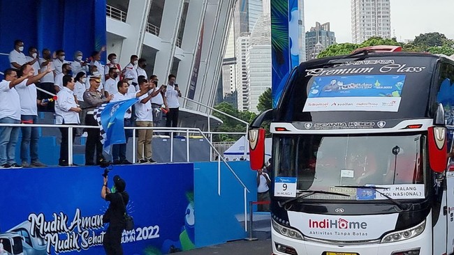 Tahun ini, Telkom dan Telkomsel menyediakan 26 bus untuk memberangkatkan 1.170 pemudik ke 39 kota di Pulau Jawa.