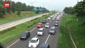 VIDEO: Truk Besar Masih Beroperasi, Tol Cipali Macet Mulai KM 72