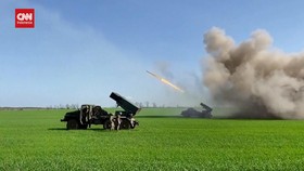 VIDEO: Detik-detik Ukraina Gempur Pasukan Rusia, Roket Berdesingan