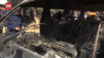 img-title VIDEO: Aksi Bom Bunuh Diri Di Karachi. 4 Orang Tewas, Pelaku Perempuan