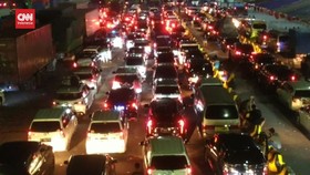 VIDEO: Pemudik Membludak, Jalan Menuju Pelabuhan Merak Macet