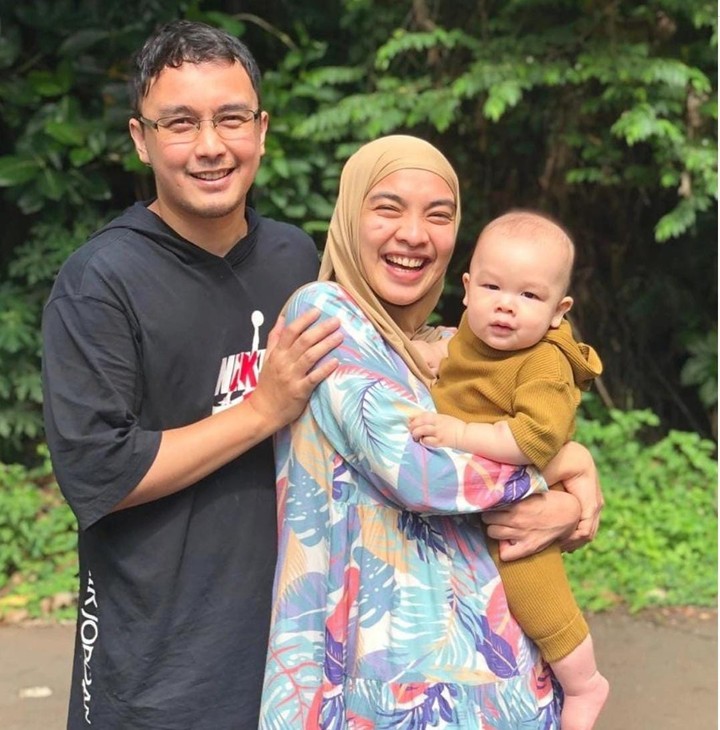 Lama tak terlihat, pasangan artis Tika Bravani dan Dimas Aditya adalah salah satu pasangan yang jauh dari gosip. Yuk, intip potret keluarga kecil mereka.