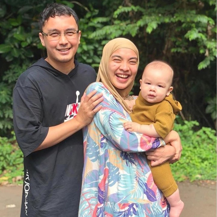 <p>Tika dan Dimas menikah pada 7 Agustus 2016, Bunda. Pada 8 Februari, Tika melahirkan anak pertamanya yang diberi nama Kalam Mahardika Jusuf atau yang akrab disapa Jusuf. (Foto: Instagram @tikabravani)</p>