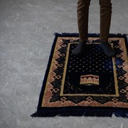 Persiapan Salat Ied, Ini Cara Mencuci Sajadah Agar Wangi dan Bebas Bau Apek