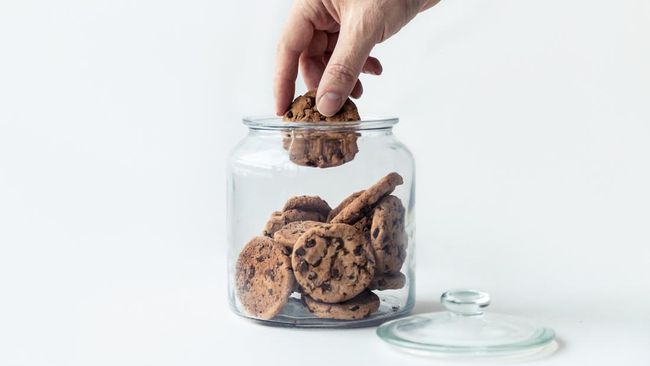 Kebanyakan makan kue kering ternyata bisa mengganggu kesehatan dan pastinya lingkar pinggang. Adakah tipsnya agar makan kue kering tak bikin badan melar?