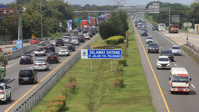 Rekayasa lalu lintas berupa one way dan sistem ganjil genap di ruas jalan tol dalam rangka mudik Lebaran akan berlaku mulai hari ini pukul 17.00-24.00 WIB.