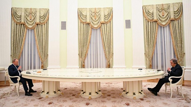 Presiden Vladimir Putin bertemu dengan Sekjen PBB, Antonio Guterres. Dalam pertemuan itu, ia mengaku masih berharap pada dialog damai dengan Ukraina.