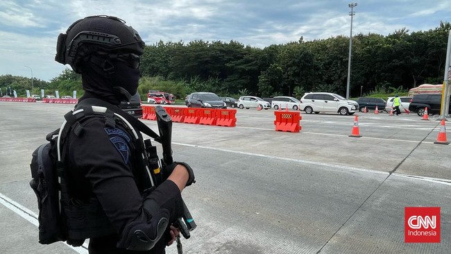 Polda Jateng mengerahkan ratusan personel Brimob di seluruh gerbang tol sebagai antisipasi tindakan teror dan kriminalitas di masa mudik lebaran