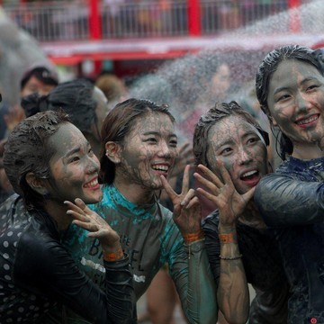 img-title Deretan Budaya Korea Selatan yang Unik, Salah Satunya Ada 'Festival Lumpur'!