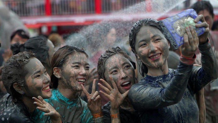Deretan Budaya Korea Selatan yang Unik, Salah Satunya Ada 'Festival Lumpur'! Deretan Budaya Korea Selatan yang Unik, Salah Satunya Ada 'Festival Lumpur'!