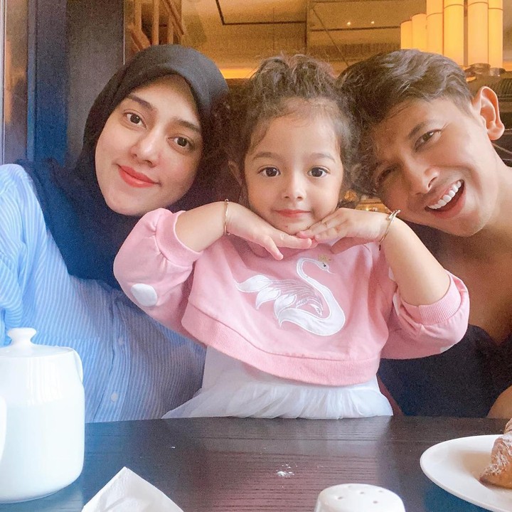 <p>Dalam pernikahan dengan Sonny Septian, Fairuz A Rafiq melahirkan dua orang anak, salah satunya si cantik Queen Eijaz, Bunda. (Foto: Instagram @queeneijazslofareal)<br /><br /><br /></p>