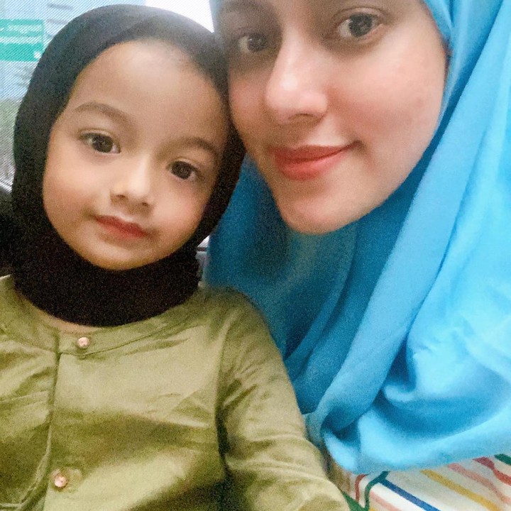 <p>Penampilan Eijaz terlihat semakin lucu dengan hijabnya, ya? Bagaimana menurut Bunda? (Foto: Instagram @queeneijazslofareal)</p>