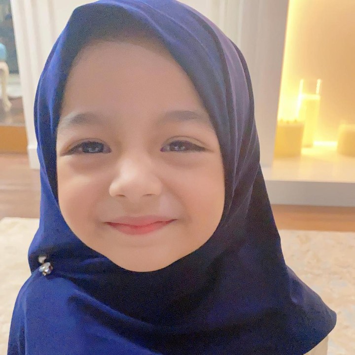 <p>Kini, Eijaz juga mulai belajar pakai hijab. Hal tersebut terlihat dari postingan di akun Instagramnya. (Foto: Instagram @queeneijazslofareal)<br /><br /><br /></p>