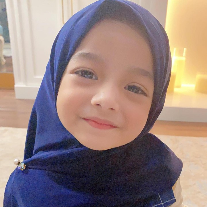 <p>"Pelan-pelan lagi belajar pake hijab..sesuka kakak eijaz dulu,semoga nantinya akan bisa dan terbiasa saat semakin besar nanti," tulis orang tuanya dalam postingan tersebut. (Foto: Instagram @queeneijazslofareal)<br /><br /><br /></p>