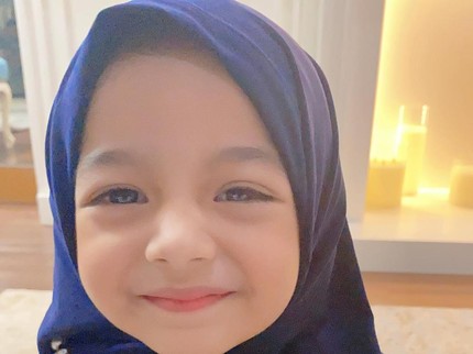 5 Potret Queen Eijaz Adik King Faaz, Imut Pakai Hijab