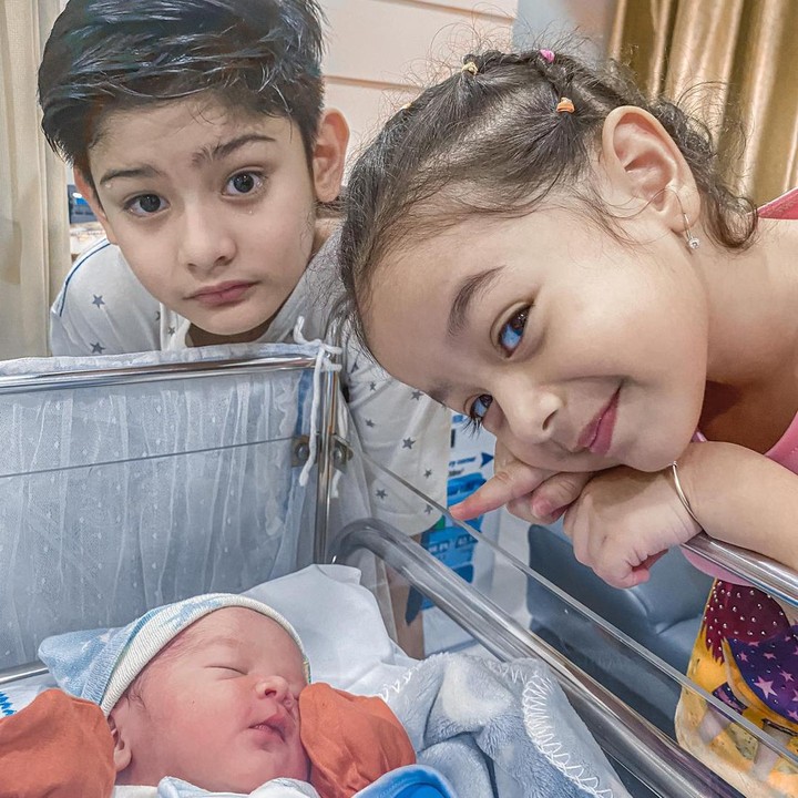 <p>Sebagai anak perempuan satu-satunya, Eijaz ternyata seperti King Faaz lho, Bunda. Gadis kelahiran 21 Mei 2018 ini disebut jadi sosok penyanyang. (Foto: Instagram @queeneijazslofareal)<br /><br /><br /></p>