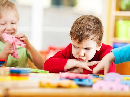 Cara Mengatasi Anak Berkebutuhan Khusus yang Sensitif Terhadap Suara Tertentu