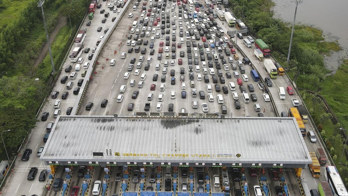 FOTO: Antrean Kendaraan Pemudik di Gerbang Tol Cikampek Utama