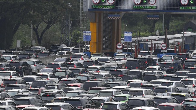 Kepadatan terjadi akibat contraflow atau rekayasa lalu lintas satu arah untuk mengurai kemacetan dari arah Jakarta menuju tujuan mudik di Jateng dan Jatim.