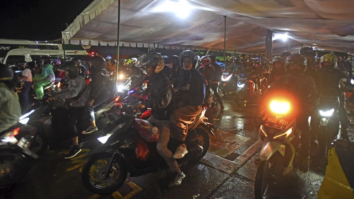 FOTO: Antre Bergadang Semalam Suntuk Demi Menyeberang Pelabuhan Merak