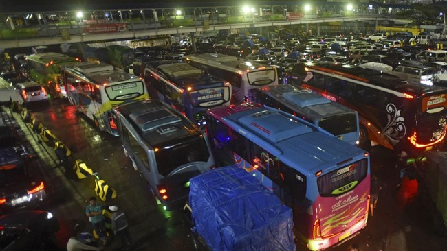 FOTO: Antre Bergadang Semalam Suntuk Demi Menyeberang Pelabuhan Merak