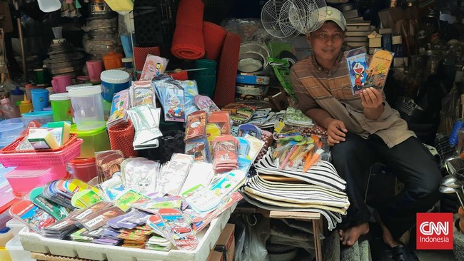 Lebaran 2022 menjadi berkah bagi Adi (40) dan Epul (27), penjaja amplop Lebaran di Pasar Jatinegara. Simak kisah mereka selengkapnya.