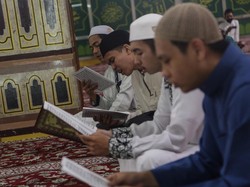 Bukan Nyawer, Begini Adab saat Ada yang Membaca Al Quran