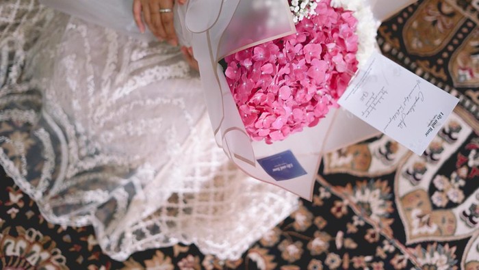 Bukan Cuma Skincare, 5 Pilihan Warna Kebaya Ini Juga Bisa Bikin Efek Kulit Semakin Glowing!