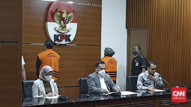 KPK mendalami kongkalikong Rachmat Yasin dan Ade Yasin terkait dengan pengondisian hasil audit seputar laporan keuangan Pemkab Bogor Tahun Anggaran 2021.