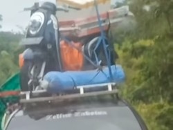 Toyota Calya Disuruh Angkut Honda Scoopy, Ditaruh di Atap Mobil!