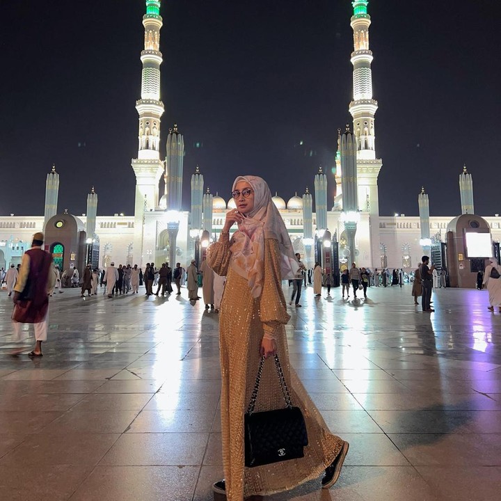 <p>Desy Ratnasari juga mengabadikan momen ketika menikmati suasana malam hari di sana. (Foto: Instagram @desyratnasariterdepan)</p>