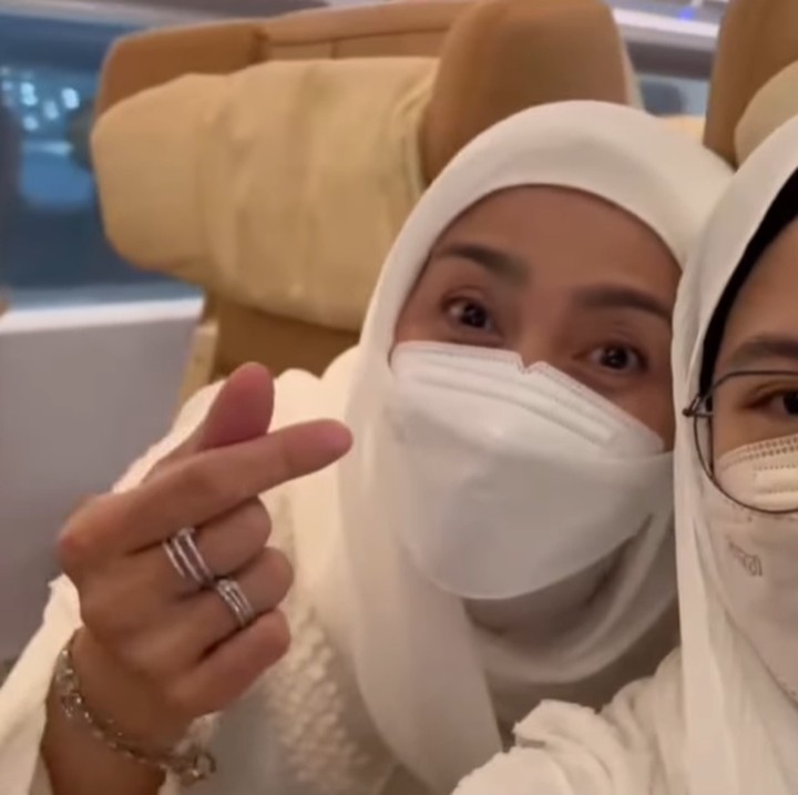 <p>Kereta tersebut membawa Desy Ratnasari dan putrinya menuju Mekkah hanya dalam waktu 2-3 jam saja. (Foto: Instagram @desyratnasariterdepan)</p>