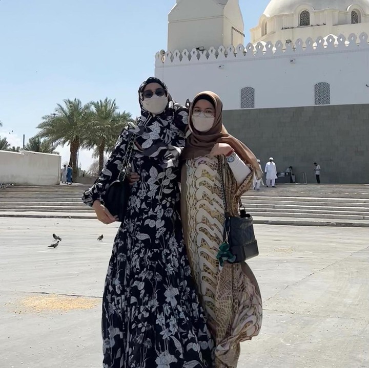 <p>Sebelum berangkat ke Mekkah, Desy dan Nasywa juga menyempatkan diri untuk berfoto di sejumlah masjid Kota Madinah. (Foto: Instagram @desyratnasariterdepan)</p>