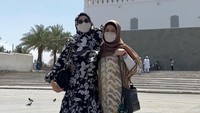 <p>Sebelum berangkat ke Mekkah, Desy dan Nasywa juga menyempatkan diri untuk berfoto di sejumlah masjid Kota Madinah. (Foto: Instagram @desyratnasariterdepan)</p>