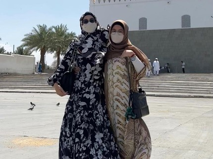 7 Momen Umrah Desy Ratnasari dan Putrinya, Nasywa Hamzah di Bulan Ramadan
