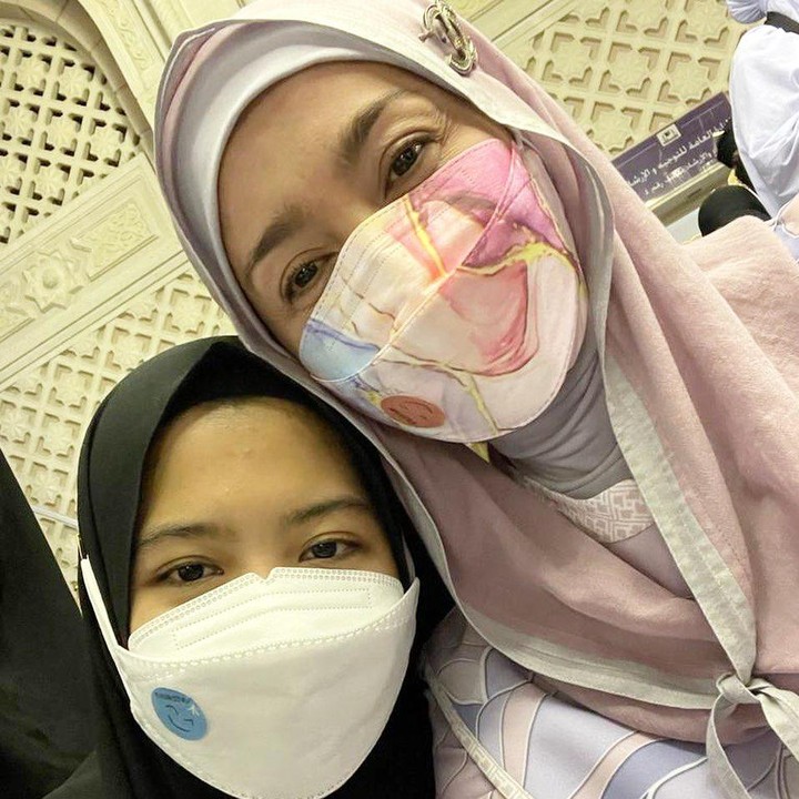 <p>Nasywa mendampingi sang Bunda untuk menunaikan ibadah umrah. Keduanya melakukan perjalanan berdua saja, nih. (Foto: Instagram @desyratnasariterdepan)</p>
